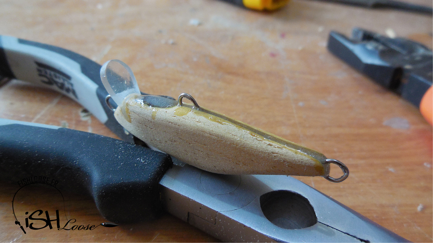 Leurre truite articulé fait à la main dans un bois de balsa.