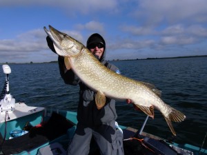 gros-brochet-d'un-metre-benoit-raise-fishing         