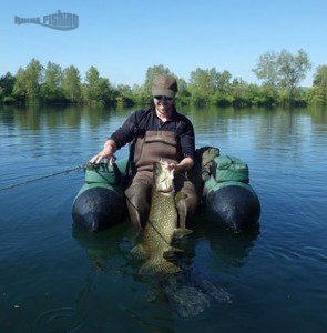 gros-brochet-en-float-tube 